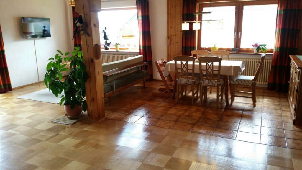 Ess- und Fernsehbereich / dining area and TV couch