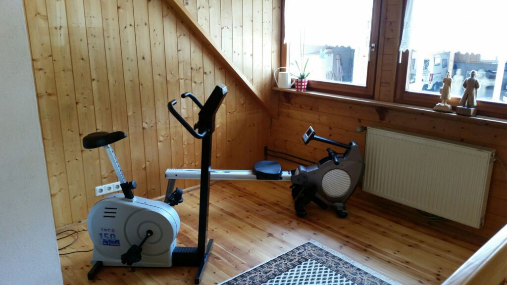 Fitnessgeräte Diele OG / fitness equipment upstairs
